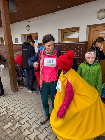 Maskot závodu vítá závodníky – Staroměstský zvonkáč 2024